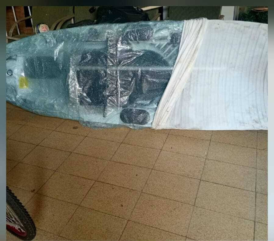 Caiaque novo recém-chegado, ainda embalado